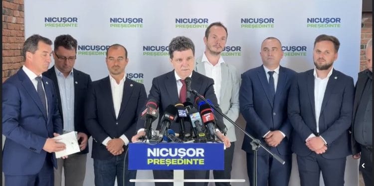 Nicușor Dan alături de reprezentanții