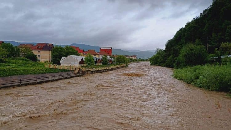 Criză de apă în Târnăveni, Gănești și Băgaciu: Apa din rețeaua publică va fi sistată complet din cauza salinității periculoase a râului Târnava Mică