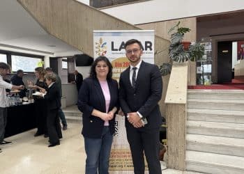 Liliana Piron și noul președinte LAPAR, Matei Titianu, la momentul preluării mandatului.