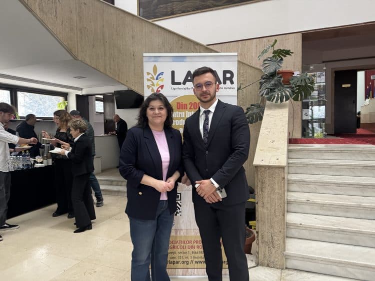 Liliana Piron și noul președinte LAPAR, Matei Titianu, la momentul preluării mandatului.