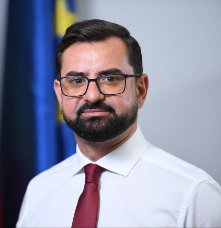 Înalta Curte îl condamnă în primă instanță pe fostul ministru al Agriculturii Adrian Chesnoiu la patru ani de închisoare